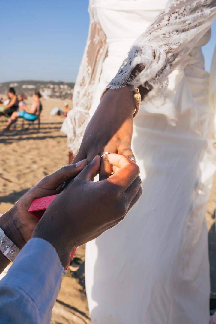 La bague passée au doigt sur la plage